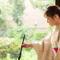 机の上で筆に墨をつける様子